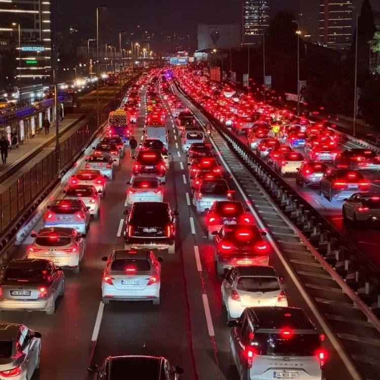 <p><span style="color:#B22222"><strong>ISRARLI ARA&Ccedil; TAKİBİNE VE SALDIRIYA 3'L&Uuml; CEZA</strong></span></p>

<p>Trafikte saldırı amacıyla başka bir aracı ısrarla takip eden veya bu ama&ccedil;la ara&ccedil;tan inen s&uuml;r&uuml;c&uuml;lere 180 bin lira para cezası uygulanacak, ehliyetleri 60 g&uuml;n geri alınacak, ara&ccedil;lar 30 g&uuml;n trafikten men edilecek.</p>

<p>Yeniden alabilmeleri i&ccedil;in psikoteknik değerlendirme ve uygunluk onayı zorunlu olacak.</p>
