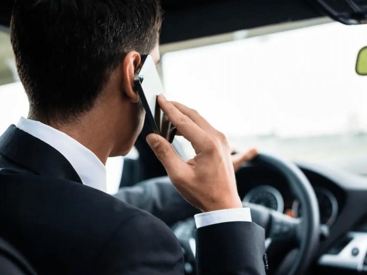 <p><span style="color:#B22222"><strong>CEP TELEFONU VE EMNİYET KEMERİNE 3'L&Uuml; CEZA</strong></span></p>

<p>Seyir halinde cep telefonu kullanan s&uuml;r&uuml;c&uuml;lere 5 bin lira ceza uygulanacak. Bir yıl i&ccedil;inde tekrarında ceza 10 bin liraya, &uuml;&ccedil;&uuml;nc&uuml; ve sonraki ihlallerde 20 bin liraya &ccedil;ıkacak ve ehliyet 30 g&uuml;n geri alınacak.</p>

<p>Emniyet kemeri kullanmayan s&uuml;r&uuml;c&uuml;lere ve yolculara 2 bin 500 lira ceza kesilecek. Bir yıl i&ccedil;inde 4 kez ihlal eden s&uuml;r&uuml;c&uuml;lerin ehliyetleri her seferinde 30 g&uuml;n geri alınacak.</p>
