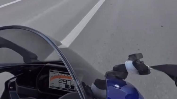 <p><span style="color:#B22222"><strong>SOSYAL MEDYADA &Ouml;ZENDİRİCİ PAYLAŞIMA 25 BİN TL</strong></span></p>

<p>Trafik kural ihlallerini &ouml;zendirici g&ouml;r&uuml;nt&uuml;leri sosyal medyada yayanlara 25 bin lira idari para cezası verilecek.</p>
