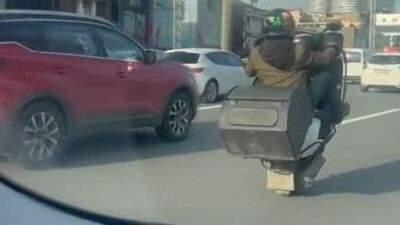 <p><span style="color:#B22222"><strong>MOTOSİKLETLE &Ouml;N KALDIRANA, DRİFT ATANA EHLİYET VE PARA CEZASI</strong></span></p>

<p>Motorlu ara&ccedil;larda tek tekerlek, sele &uuml;zerinde hareket, ara&ccedil; kaydırma gibi akrobatik hareketler yasaklandı. İhlalde ceza 46.000 TL, s&uuml;r&uuml;c&uuml; belgesi 60 g&uuml;n geri alınacak ve ara&ccedil; trafikten men edilecek.</p>
