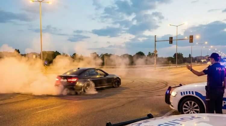 <p>Geri alınan s&uuml;r&uuml;c&uuml; belgeleri, s&uuml;re sonunda s&uuml;r&uuml;c&uuml;n&uuml;n psikoteknik değerlendirmeden ge&ccedil;irilerek s&uuml;r&uuml;c&uuml; belgesi almasına engel hali olmadığının anlaşılması ve idari para cezasının t&uuml;m&uuml;n&uuml;n tahsil edilmiş olması şartıyla iade edilecek.</p>

<p>Son ihlalin ger&ccedil;ekleştiği tarihten geriye doğru 5 yıl i&ccedil;inde s&uuml;r&uuml;c&uuml; belgesi ikinci defa geri alınanların s&uuml;r&uuml;c&uuml; belgeleri iptal edilecek. S&uuml;r&uuml;c&uuml; belgesi iptal edilenlerin tekrar s&uuml;r&uuml;c&uuml; belgesi alabilmeleri i&ccedil;in s&uuml;r&uuml;c&uuml; kurslarına devam etmeleri ve yapılan sınavlarda başarılı olarak motorlu taşıt s&uuml;r&uuml;c&uuml;s&uuml; sertifikası almaları gerekecek.</p>
