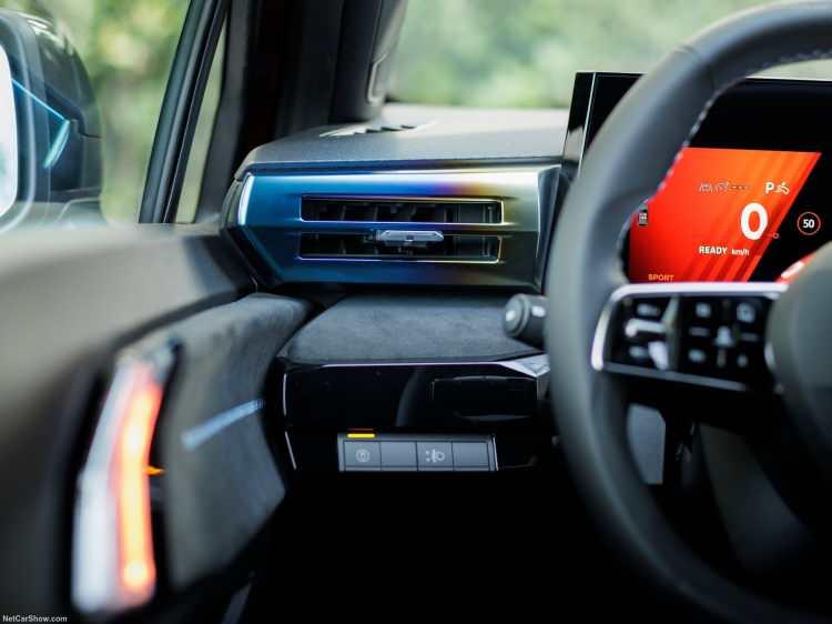 <p>İ&ccedil; mekanda 10,1 in&ccedil;lik &ccedil;ift ekran ve yeni direksiyon simidi kullanılırken, 48 renkli ortam aydınlatması ve "esprit Alpine" versiyonunda sunulan "Alcantara" d&ouml;şeme se&ccedil;enekleriyle kabin, modern bir kimliğe b&uuml;r&uuml;n&uuml;yor.</p>

<p>&nbsp;</p>
