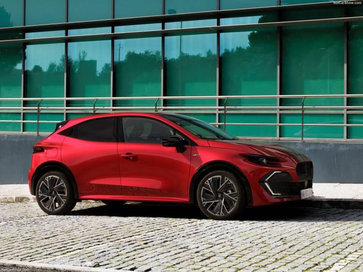 <p>Yeni Clio, 1 milyon 799 bin liradan başlayan liste fiyatıyla alıcılarını bekliyor.</p>

<p>&nbsp;</p>

<p>Lansmana &ouml;zel olarak ilk 1000 m&uuml;şteriye aracın fiyatı 1 milyon 749 bin lira olarak sunulurken, mevcut Clio sahiplerine 50 bin lira takas desteği ile 1 milyon 699 bin liradan başlayan fiyatlar sağlanıyor.</p>

<p>&nbsp;</p>
