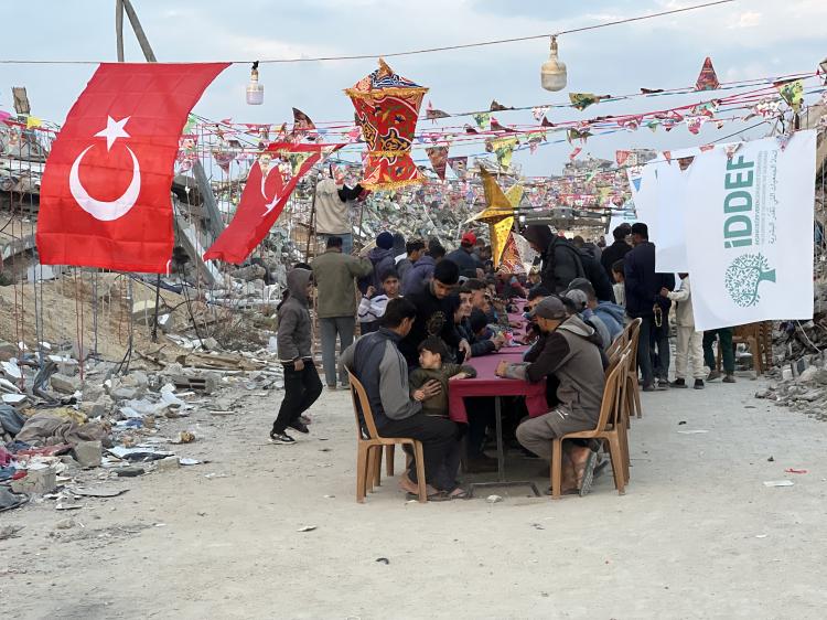 <p>İnsana Değer Veren Dernekler Federasyonu (İDDEF), 2026 yılı Ramazan çalışmalarını “Seninle Bereketlensin” sloganıyla başlattı. </p>
