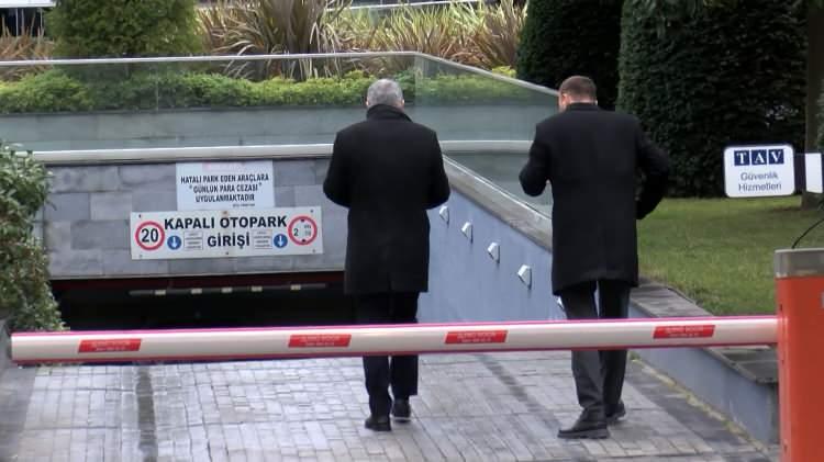 <p><span style="color:rgb(33, 37, 41)">İddiaya g&ouml;re, sitede yaşayan ve Kapalı&ccedil;arşıda d&ouml;viz b&uuml;rosu işleten Bilal D., iş yerinden aldığı 30 milyon doları yaşadığı sitenin otoparkında bulunan 2 araca &ccedil;uvallarla koydu</span></p>
