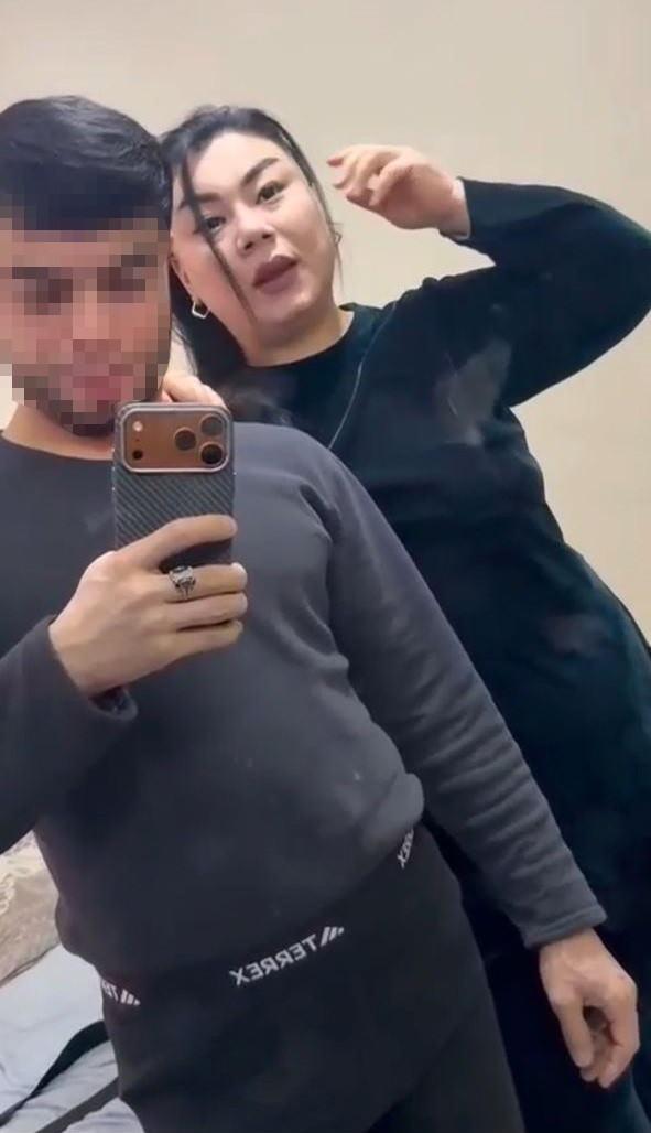 <p><span style="color:#B22222"><strong>"İLK CİNAYETTEN 2 G&Uuml;N SONRA AİLESİ ULAŞTI"</strong></span></p>

<p><br />
Durdona Khokimova cinayetinden sonra ailenin kendilerine ulaştığını aktaran &Ouml;zbek Kadın Hakları Derneği Başkanı Azade İslamova,<strong><em> "2 g&uuml;n sonra ailesi bana ulaştı, Kızımız kayıp, kızımız da orada olabilir' gibi tahminlerde bulundular. Gerekeni s&ouml;yledik, onlar oradan kayıp m&uuml;racaatında bulunurken biz buradan pasaport bilgileriyle asliyeden avukatlarımızla birlikte kızımızın dosyada ekli mi diye araştırmak istedik ama gizlilik kararı olduğu i&ccedil;in haber olmadığını s&ouml;ylediler.</em></strong></p>
