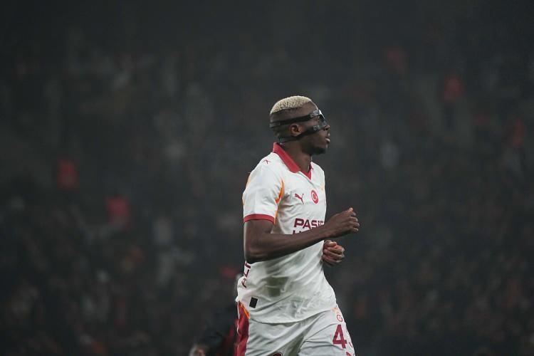 <p>Diego Simeone, Victor Osimhen i&ccedil;in g&ouml;z&uuml;n&uuml; kararttı. Galatasaray&rsquo;ın yıldız golc&uuml;s&uuml;n&uuml; sezon sonunda kadrosuna katmayı hedefliyor.</p>
