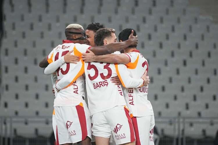 <p>Osimhen&rsquo;in istikrarlı gol performansı, onu Avrupa kul&uuml;plerinin en g&ouml;zde santrforları arasına taşıyor.</p>
