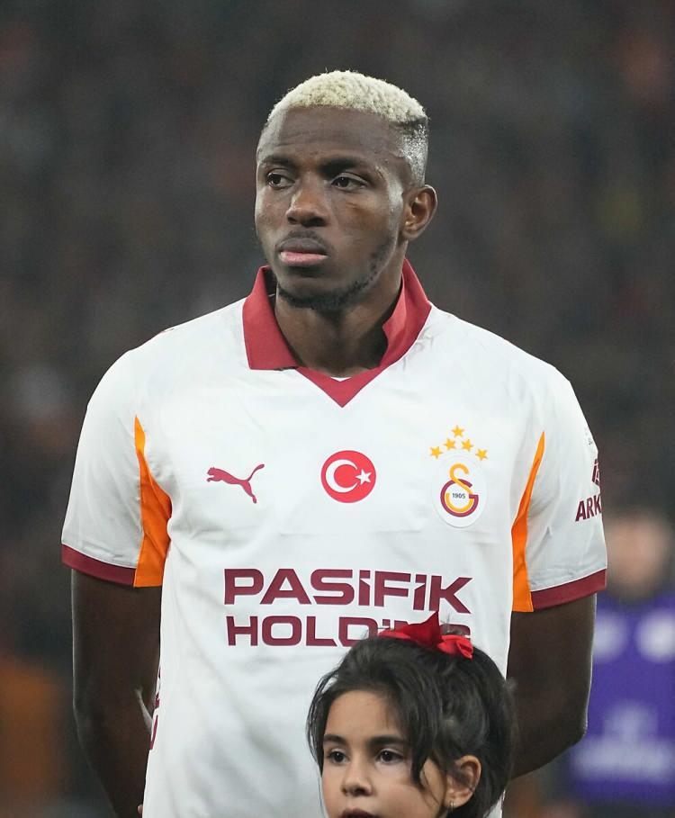 <p>27 yaşındaki Nijeryalı golc&uuml; Victor Osimhen, bu sezon Galatasaray formasıyla 21 resmi ma&ccedil;ta 15 gol kaydetti.</p>
