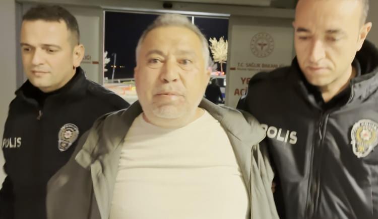 <p>Niğde'de maddi hasarlı trafik kazasında 3 kişiye ateş a&ccedil;an Hamza C. (52), 2 kişiyi &ouml;ld&uuml;r&uuml;p 1 kişiyi de ağır yaraladıktan sonra yakalandı.&nbsp;Hamza C., gazetecilerin <strong><em>"Pişman mısın?"</em></strong> sorusuna <em><strong>"Pişman değilim, onur duyuyorum."</strong></em>&nbsp;dedi. İşte akılalmaz yanıtın tamamı...</p>
