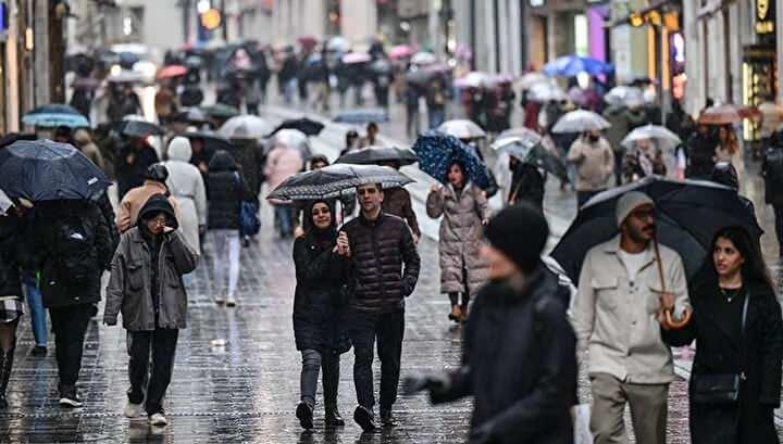 <p><span style="color:#B22222"><strong>TOPLAM YABANCI N&Uuml;FUSU 1 MİLYON 519 BİN'E ULAŞTI</strong></span></p>

<p>&nbsp;</p>

<p>T&Uuml;İK'in a&ccedil;ıkladığı n&uuml;fus verilerine g&ouml;re, T&uuml;rkiye'de ikamet eden yabancı n&uuml;fus bir &ouml;nceki yıla g&ouml;re 38 bin 968 kişi artarak 1 milyon 519 bin 515 kişi oldu.</p>

<p>&nbsp;</p>

<p><span style="color:#B22222"><strong>Bu n&uuml;fusun y&uuml;zde 49,3'&uuml;n&uuml; erkekler, y&uuml;zde 50,7'sini kadınlar oluşturdu.</strong></span></p>
