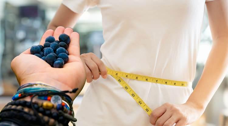 <p><em><strong>Michigan &Uuml;niversitesi'nde zayıflatan besinler ile ilgili yapılan son araştırmaya g&ouml;re en hızlı şekilde yağ yakan ve zayıflatan yiyecek a&ccedil;ıklandı.&nbsp; 90 g&uuml;nde yağ h&uuml;crelerini yok etmesiyle g&uuml;ndeme gelen yaban mersini aynı zamanda sağlığa faydalarıyla da &ouml;ne &ccedil;ıkıyor.&nbsp;</strong></em></p>
