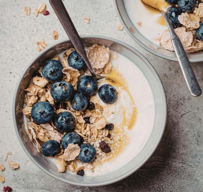 <p>Neal Barnard, "<strong>Tatlı ihtiyacını yaban mersiniyle karşılayanlar rafine şekerden uzak durmuş oluyor; muhtemelen olumlu etkilerden biri de bu" dedi. Barnard, "D&uuml;zenli t&uuml;ketildiğinde kilo vermeye başladığınızı g&ouml;receksiniz. Bunun da y&uuml;ksek lif i&ccedil;eriğinden kaynaklandığını d&uuml;ş&uuml;n&uuml;yoruz"</strong> ifadelerini kullandı.</p>
