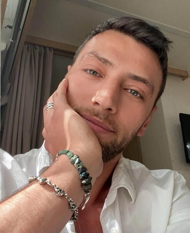 <p><strong>HAKKINDA YAKALAMA KARARI &Ccedil;IKARTILDI</strong></p>

<p><strong>Yapılan su&ccedil; duyurularının ardından Mengiroğlu hakkında ifadesinin alınmasına y&ouml;nelik yakalama kararı &ccedil;ıkartıldı.</strong></p>
