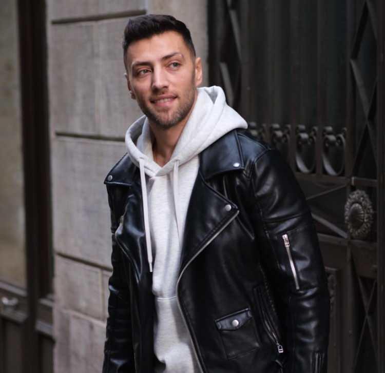 <p><strong>İLETİŞİM TAMAMEN KESTİ</strong></p>

<p><strong>Altı aydır T&uuml;rkiye dışında olan oyuncunun tanıdıklarıyla iletişimi tamamen kestiği ve eski telefon hattını kullanmadığı &ouml;ğrenildi.</strong></p>
