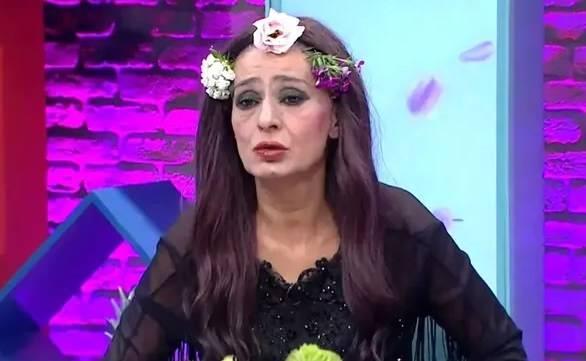 <p><strong>G&Ouml;N&Uuml;LLERİ FETHETMEYE DEVAM EDİYOR</strong></p>

<p>Sabah'ta yer alan habere g&ouml;re;&nbsp; Ramazan ayında d&uuml;nyanın neresinde olursa olsun ihtiya&ccedil; sahiplerine ulaşmak i&ccedil;in sivil yardım derneklerini arayarak yardımlarına aracılık etmelerini istedi.&nbsp;</p>
