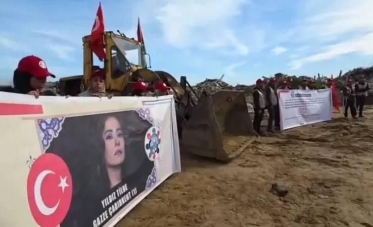 <p><strong>GAZZE'DE İNŞAAT BAŞLADI</strong></p>

<p>&nbsp;</p>

<p>Yıldız Tilbe adına yapılacak &ccedil;adır kentin kurulumu başladı.</p>

<p>&nbsp;</p>

<p>Dernek, sosyal medya &uuml;zerinden yaptığı paylaşımda alanda molozların kısa s&uuml;rede temizlendiğini g&ouml;stererek, s&uuml;recin hızla ilerlediğine dikkat &ccedil;eken bir not paylaştı.&nbsp;</p>
