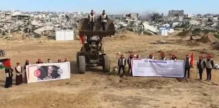 <p>"RAMAZAN AYINA KADAR"</p>

<p>&nbsp;</p>

<p><strong>"Yıldız Tilbe, Gazze'de iki ayrı &ccedil;adır kent i&ccedil;in Kud&uuml;s G&ouml;n&uuml;ll&uuml;leri Derneği'ne 300 bin dolar teslim etmişti. Biz de bu meblağı hemen Gazze'deki Mevedde Yardım Kuruluşu'na ulaştırarak &ccedil;adır kentlerin inşaatını başlattık. Allah'ın izniyle Ramazan ayına kadar &ccedil;adır kentler tamamlanmış olacak. Ramazan ayı ile birlikte &ccedil;adırlardaki Filistinli kardeşlerimize iftarları verilecek."</strong></p>
