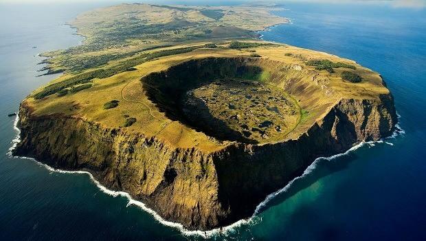 <p>&nbsp;</p>

<p>Rapa Nui adıyla da anılan bu ada, Şili kıyılarına yaklaşık 3.500 kilometre mesafede yer alıyor.</p>

<p>&nbsp; UNESCO D&uuml;nya Mirası Listesi&rsquo;nde bulunan ada, 887 moai heykeliyle tanınıyor.</p>

<p>&nbsp;N&uuml;fusu 8.000&rsquo;in altında olan bu yerleşim, aynı zamanda okyanusun erişilemezlik noktası olarak bilinen Point Nemo&rsquo;ya en yakın kara par&ccedil;ası olma &ouml;zelliğini taşıyor.</p>
