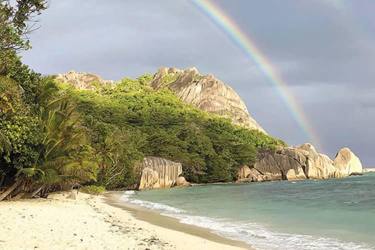 <p>"Issızlık Adaları" olarak biliniyor. Fransa toprağı olan bu takımadada kalıcı yerleşim yok. Kışın yaklaşık 50, yazın 100 bilim insanı araştırma i&ccedil;in burada bulunuyor. Yılda sadece d&ouml;rt gemi seferi yapılıyor.</p>
