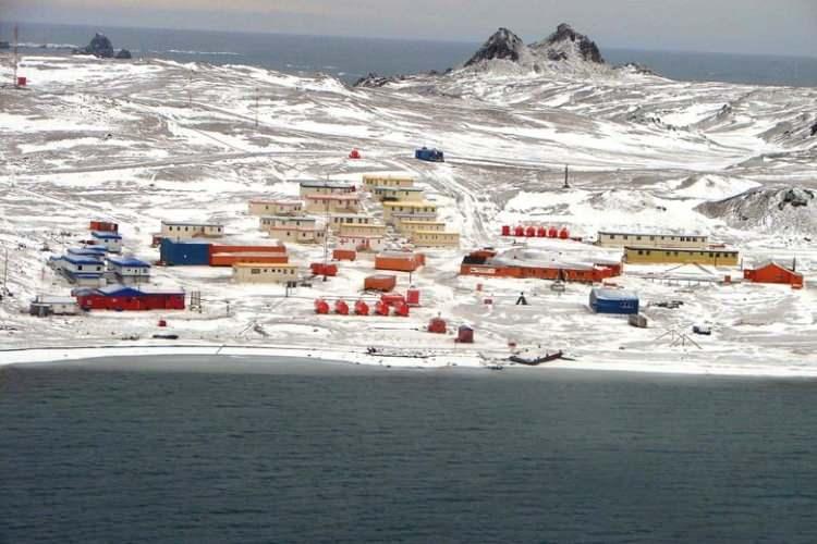 <p>Şili'ye ait k&uuml;&ccedil;&uuml;k bir yerleşim. 200'den az n&uuml;fusu var. Okul, banka şubesi ve spor salonu bulunuyor. Ancak k&ouml;pek beslemek yasak.</p>
