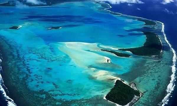 <p>Yeni Zelanda himayesindeki k&uuml;&ccedil;&uuml;k bir atol. Yalnızca yaklaşık 50 kişi yaşıyor. Yılda birka&ccedil; gemi uğruyor.</p>

<p>&nbsp;</p>
