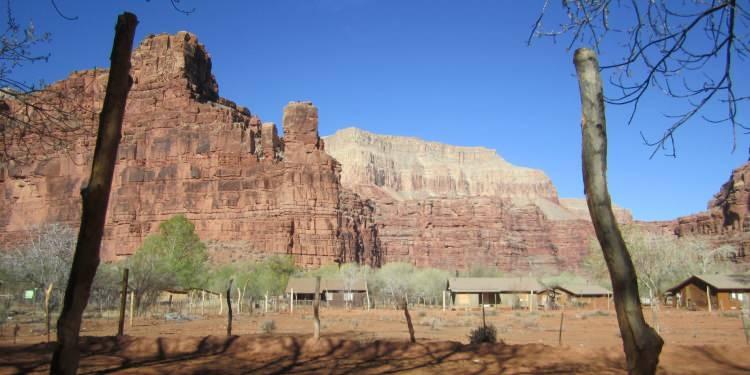 <p>Arizona'daki bu k&ouml;ye kara yolu yok. Yaklaşık 600 kişinin yaşadığı Supai'ye ulaşmak i&ccedil;in 13 kilometrelik y&uuml;r&uuml;y&uuml;ş ya da helikopter gerekiyor. Postalar katırlarla taşınıyor.</p>

<p>&nbsp;</p>

<p>&nbsp;</p>
