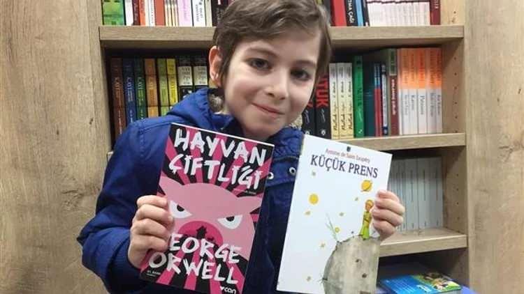 <p><strong>Hen&uuml;z 10 yaşındayken felsefeye olan ilgisi ve okuduğu kitaplarla dikkat &ccedil;eken, ardından uzun s&uuml;re g&ouml;zlerden uzak kalan "Filozof Atakan", yıllar sonra bir kafe de ortaya &ccedil;ıktı.</strong></p>
