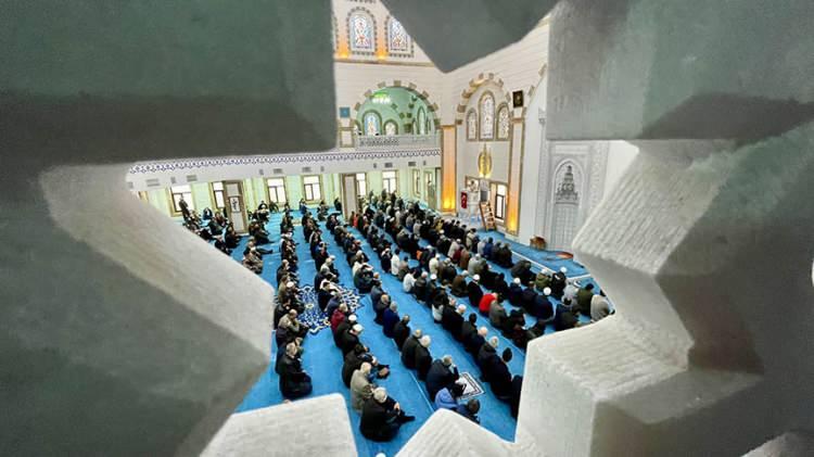 <p><strong>AKSARAY İMSAK VAKTİ</strong></p>

<p>Aksaray sahur saati: 06:01</p>

<p>Aksaray iftar saati: 18:33</p>

<p>Aksaray teravih saati: 19:49</p>
