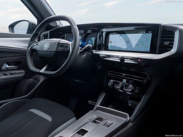 <p>Opel, &uuml;r&uuml;n gamındaki motor se&ccedil;eneklerini &ccedil;eşitlendirerek; B-hatchback segmentinin pop&uuml;ler modeli Corsa ve B-SUV sınıfındaki iddialı temsilcisi Mokka&rsquo;nın 48V hibrit teknolojisine sahip versiyonlarını T&uuml;rkiye pazarında satışa sundu.&nbsp;</p>
