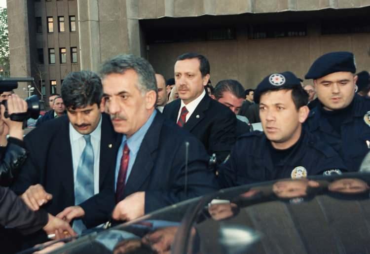 <p>AK Parti Genel Başkan Yardımcısı Ahmet B&uuml;y&uuml;kg&uuml;m&uuml;ş'&uuml;n anlattığı, Cumhurbaşkanı Erdoğan'ın siyasi yasakla yargılandığı d&ouml;nemde avukatı olan Hayati Yazıcı ile anısı, sosyal medyada g&uuml;ndem oldu.</p>
