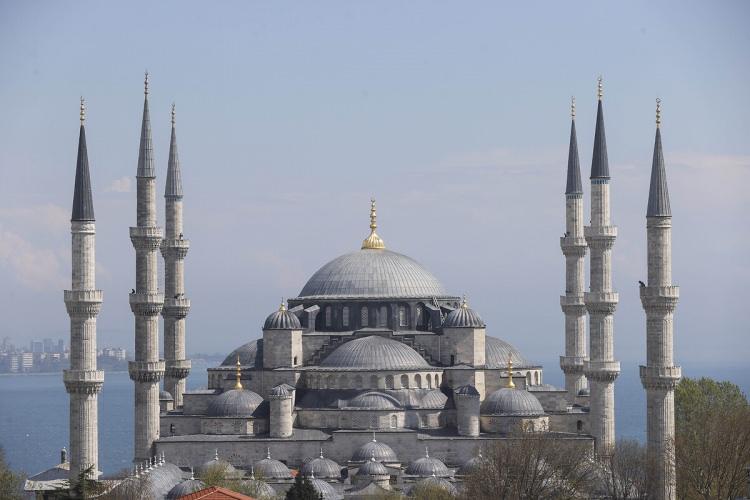 <p><strong><span style="color:#A52A2A">SULTANAHMET CAMİİ</span></strong></p>

<p>&nbsp;</p>

<p>İstanbul&rsquo;un sil&uuml;etine zarif&ccedil;e işlenen&nbsp;<strong>Sultanahmet Camii,</strong>&nbsp;Osmanlı mimarisinin en ihtişamlı &ouml;rneklerinden biri olarak kabul ediliyor.</p>

<p>&nbsp;</p>

<p>İstanbul&rsquo;un 7 tepesinden 2&rsquo;ncisi &uuml;zerinde yer alan cami,<strong>&nbsp;Osmanlı&rsquo;nın ilk ve tek 6 minareli camisidir.</strong>&nbsp;</p>

<p>&nbsp;</p>

<p>Sultanahmet Camii, Sultan&nbsp;<strong>I. Ahmed&rsquo;in</strong>&nbsp;emriyle, Mimar Sinan&rsquo;ın &ouml;ğrencisi&nbsp;<strong>Sedefkar Mehmet Ağa</strong>&nbsp;tarafından inşa ediliyor. Yapımına&nbsp;<strong>1609</strong>&nbsp;yılında başlanan caminin tamamlanması ise&nbsp;<strong>7 yıl 5 ay&nbsp;</strong>s&uuml;r&uuml;yor.</p>

<p>&nbsp;</p>

<p>Caminin i&ccedil; s&uuml;slemelerinde kullanılan&nbsp;<strong>20 binden fazla</strong>&nbsp;mavi zeminli, klasik T&uuml;rk-İslam sanatındaki rumi, bulut ve yaprak gibi motiflerin yer aldığı &ccedil;iniler, camiye aydınlık bir hava veriyor.</p>

<p>&nbsp;</p>

<p>Mavinin hakim &ccedil;iniler nedeniyle de Batılılar tarafından&nbsp;<strong>&ldquo;Blue Mosque&rdquo;</strong>&nbsp;olarak adlandırıyor.</p>
