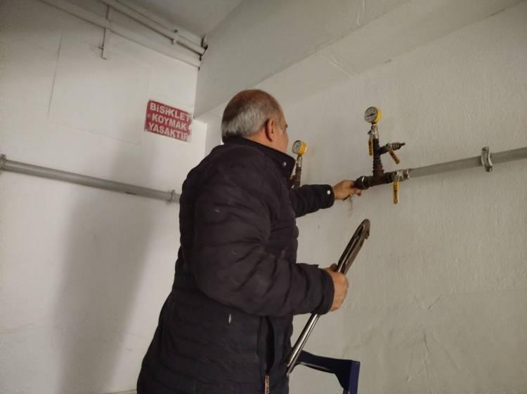 T&uuml;m kombilerden su sızan apartmanda ger&ccedil;ek 'pes' dedirtti