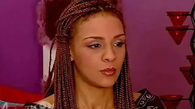 <p><strong>2000'li yıllarda ekranlarda fırtına gibi esen "Sihirli Annem" dizisiyle milyonların sevgisini kazanan &uuml;nl&uuml; oyuncu Defne Joy Foster, 2011 yılında astım krizine bağlı kalp krizi nedeniyle hayatını kaybetti. &Uuml;nl&uuml; oyuncunun acı kaybı, hem sanat d&uuml;nyasını hem de sevenlerini yasa boğdu.</strong></p>
