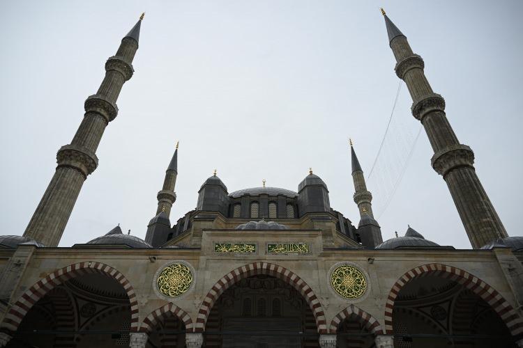 <p>Restorasyonuna kasım 2021'de başlanan ve &ccedil;alışmalar s&uuml;resince kısmi ibadete a&ccedil;ık tutulan Selimiye Camisi'nde i&ccedil; mekandaki &ccedil;alışmaların tamamlanmasının ardından 4 yıl aradan sonra ilk kez tam kapasite namaz kılındı.</p>
