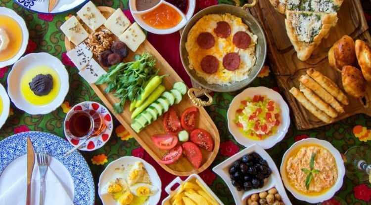 T&uuml;m g&uuml;n susuz ve yorgun hissetmeyin! Sahurda ne yenmez?