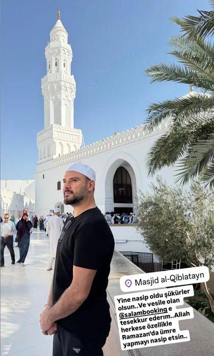 <p>Ramazan'ın ilk g&uuml;n&uuml;nde gittiği Umre'den paylaşım yaparak&nbsp;<strong>"Yine nasip oldu ş&uuml;k&uuml;rler olsun. Teşekk&uuml;r ederim..Allah herkese &ouml;zellikle Ramazan'da Umre yapmayı nasip etsin.."</strong> notunu d&uuml;şm&uuml;şt&uuml;.&nbsp;</p>
