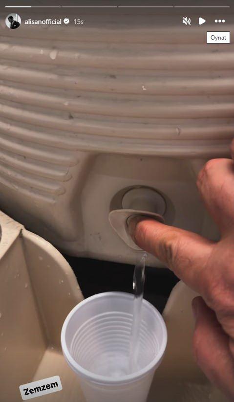 <p>&Uuml;nl&uuml; t&uuml;rk&uuml;c&uuml;n&uuml;n Umre'den yaptığı paylaşımlar ve yazdığı not herkesi duygulandırdı.&nbsp;</p>
