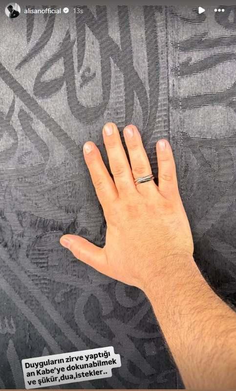 <p>&Uuml;nl&uuml; t&uuml;rk&uuml;c&uuml; paylaşımına <strong>"Duyguların zirve yaptığı an&hellip; K&acirc;be&rsquo;ye dokunabilmek ve ş&uuml;k&uuml;r, dua, istekler.." </strong>notunu d&uuml;şerek o anki hislerini dile getirdi.</p>
