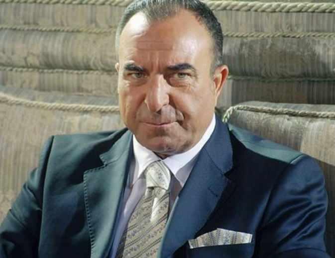 <p><strong>83 yaşındaki usta sanat&ccedil;ı,</strong><span style="color:#800080"><strong>"Bazı kanallar &ouml;zellikle mafya dizileri yapıyor. Halkın da istediği bu herhalde. Ortalığı toplamak i&ccedil;in 20 senedir polislik yapıyoruz, itibarımız onlar kadar değilmiş gibi geliyor."</strong></span><strong> </strong>s&ouml;zleriyle&nbsp;isim vermese&nbsp;de son d&ouml;nemin pop&uuml;ler dizilerinden olan<strong> "Eşref R&uuml;ya" ve "Yeraltı"</strong> gibi mafya yapımlarına atıfta bulundu.</p>
