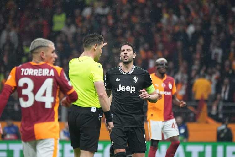 <p>La Stampa: Juventus ikinci yarıda Galatasaray karşısında &ccedil;&ouml;kt&uuml;, T&uuml;rkiye'de kara bir gece</p>
