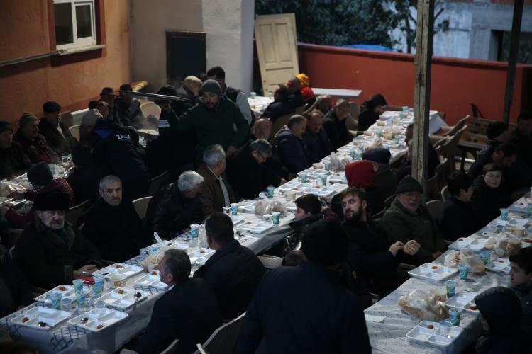 <p>Arslan, meridyen farkları sebebiyle sonraki g&uuml;nlerde ise iftar saatlerinin birer dakika arayla ger&ccedil;ekleşeceğini ifade ederek,&nbsp;<em><strong>&ldquo;Bu da buranın g&uuml;zelliği&rdquo;&nbsp;</strong></em>dedi.</p>
