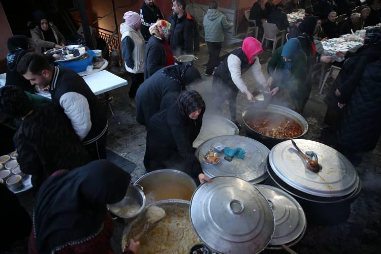 <p>Ge&ccedil;en yıl iki b&uuml;y&uuml;kşehir belediyesinin mahalle ortasında ortak iftar programı d&uuml;zenlediğini hatırlatan Arslan, mahallede yeni bir d&uuml;zenleme yapılacağını da a&ccedil;ıkladı.</p>
