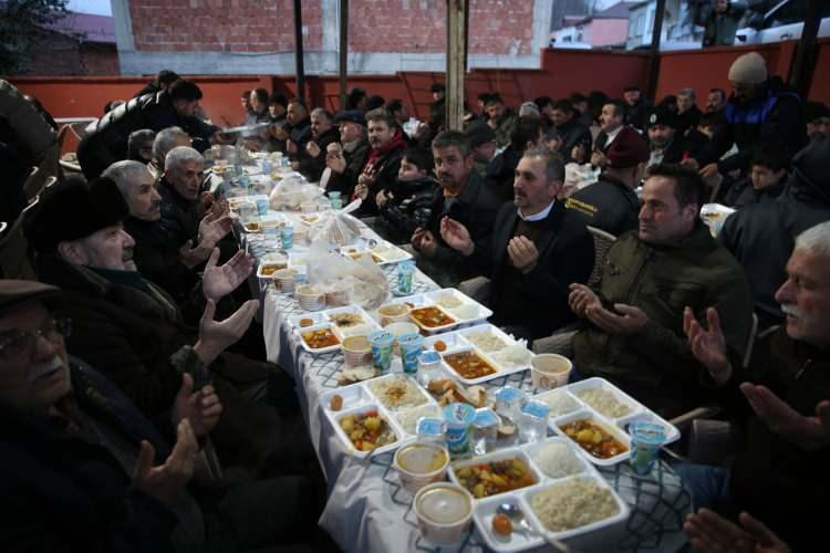 <p><span style="color:#B22222"><strong>"BİR ADIMDA ŞEHİR DEĞİŞTİRİYORUZ"</strong></span></p>

<p>Ordu tarafında ikamet eden ancak Samsun tarafında market işleten Fahrettin Kışla ise iki şehir arasında yalnızca bir adımlık mesafe olduğunu s&ouml;yledi.</p>

<p>Mahallede bir tarafta Samsun plakalı ara&ccedil;ların, diğer tarafta ise Ordu plakalı ara&ccedil;ların sıralandığını belirten Kışla, sınırın g&uuml;nl&uuml;k yaşamda somut şekilde hissedildiğini dile getirdi.</p>
