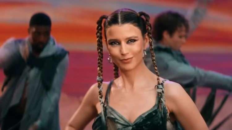 <p>12 Şubat 2026'da "Capitali Zoo" isimli ingilizce şarkısıyla g&uuml;ndem olan &uuml;nl&uuml; oyuncu Beren Saat, şarkısıyla milyonlara ulaşarak sosyal medya da en &ccedil;ok konuşulanlar arasına girdi.</p>
