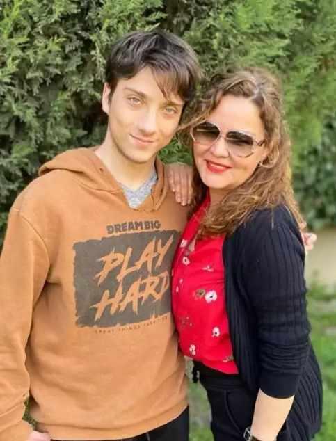 <p>&Ccedil;ocuklar Duymasın'da Or&ccedil;un karakterinin annesi rol&uuml;nde olan&nbsp;Zeyno G&uuml;nen&ccedil; (G&ouml;n&uuml;l)&nbsp;2021 yılında İnstagram hesabından Khamis ile birlikte paylaştığı fotoğrafına,&nbsp;<strong>"Benim bir taneciğim uluslararası dijital bir platformda ve de yabancı bir yapımda &ccedil;ekime başlıyor. Gurur duyuyorum onunla"</strong> ifadelerini kullanmıştı.</p>
