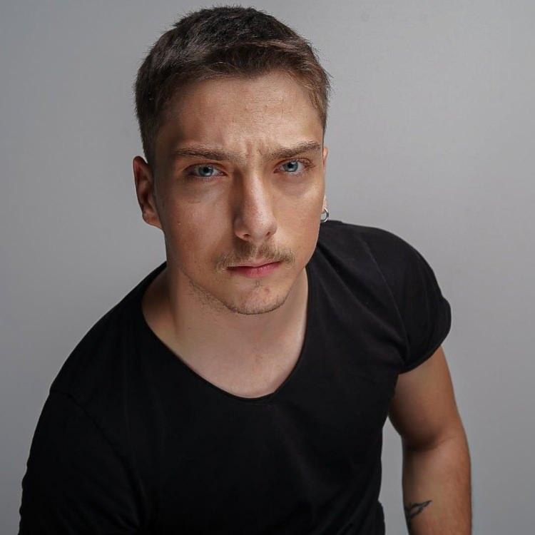 <p><span style="color:#B22222"><strong>"GURUR DUYUYORUM ONUNLA"</strong></span></p>
