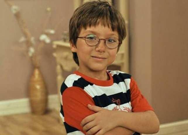 <p>Selami ve G&ouml;n&uuml;l'&uuml;n oğlu olarak diziye giren ve hen&uuml;z 1 yaşında olan Khamis, ekran &ouml;n&uuml;nde b&uuml;y&uuml;m&uuml;şt&uuml;.</p>
