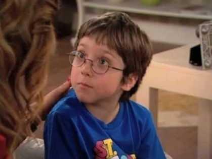 <p>İkilinin<strong> 22&nbsp;</strong>yıl sonra paylaştığı birlikte &ccedil;ekilmiş bu fotoğrafına sosyal medya kullanıcıları tarafından <strong>"Zaman su misali!", "</strong><strong>Daha d&uuml;n minicikti ne &ccedil;abuk b&uuml;y&uuml;d&uuml;."</strong>&nbsp;yorumları yapıldı.</p>
