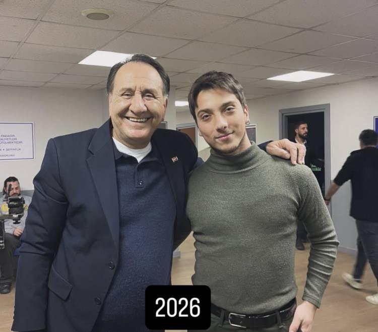 <p>Khamis'in &Ccedil;ocuklar Duymasın dizisinde babası rol&uuml;n&uuml; oynayan ve&nbsp; Arka Sokaklar dizisinin efsane komiseri H&uuml;sn&uuml; &Ccedil;oban'ı canlandıran &Ouml;zg&uuml;r Ozan ile paylaştığı g&ouml;r&uuml;nt&uuml; kısa s&uuml;rede sosyal medyada ilgi odağı haline geldi.</p>
